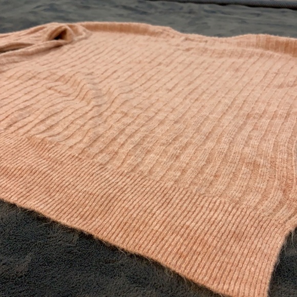 Abercrombie & Fitch Light Pink Sweater in XS - Picture 3 of 3